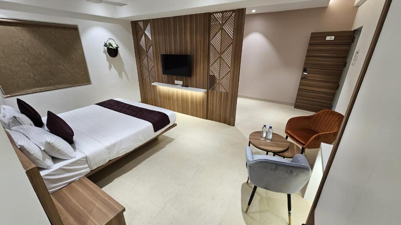 Hotel Veesons Executive Solapur Bagian luar foto