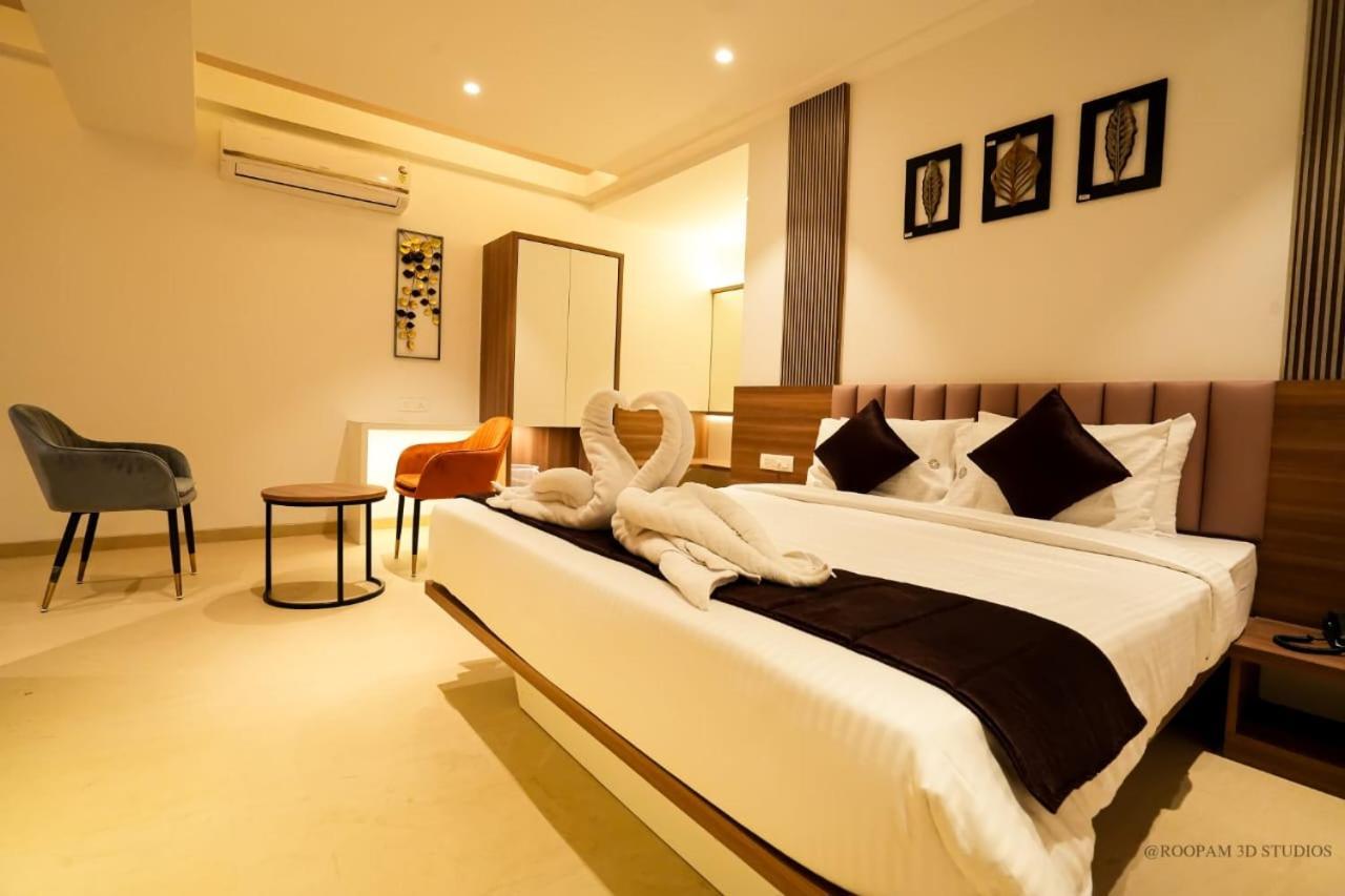 Hotel Veesons Executive Solapur Bagian luar foto