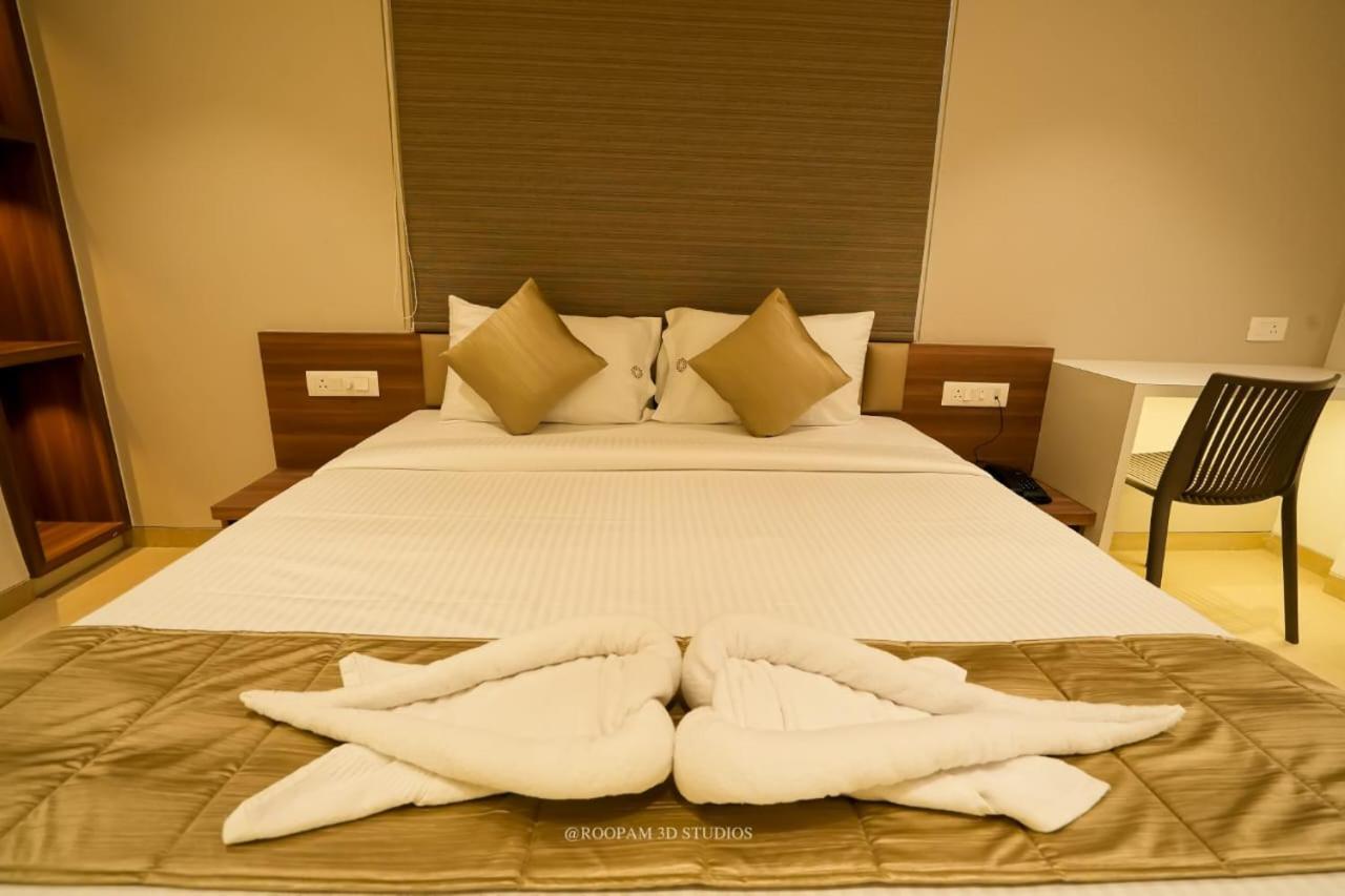Hotel Veesons Executive Solapur Bagian luar foto